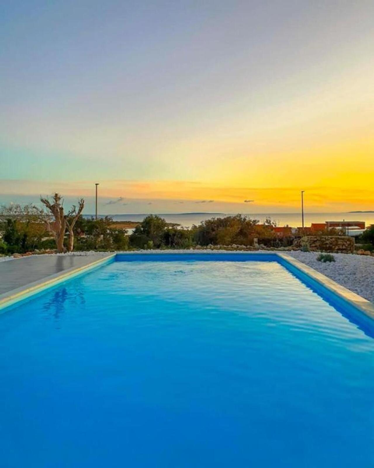 Villa Apartments Anifil Новаля Екстериор снимка